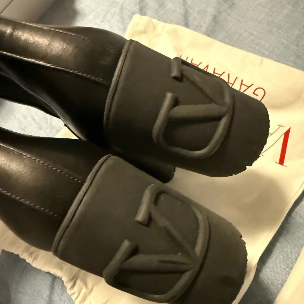 Valentino Garavani VLogo Black Leather Ankle Boots (EU42) - Picture 8 of 9